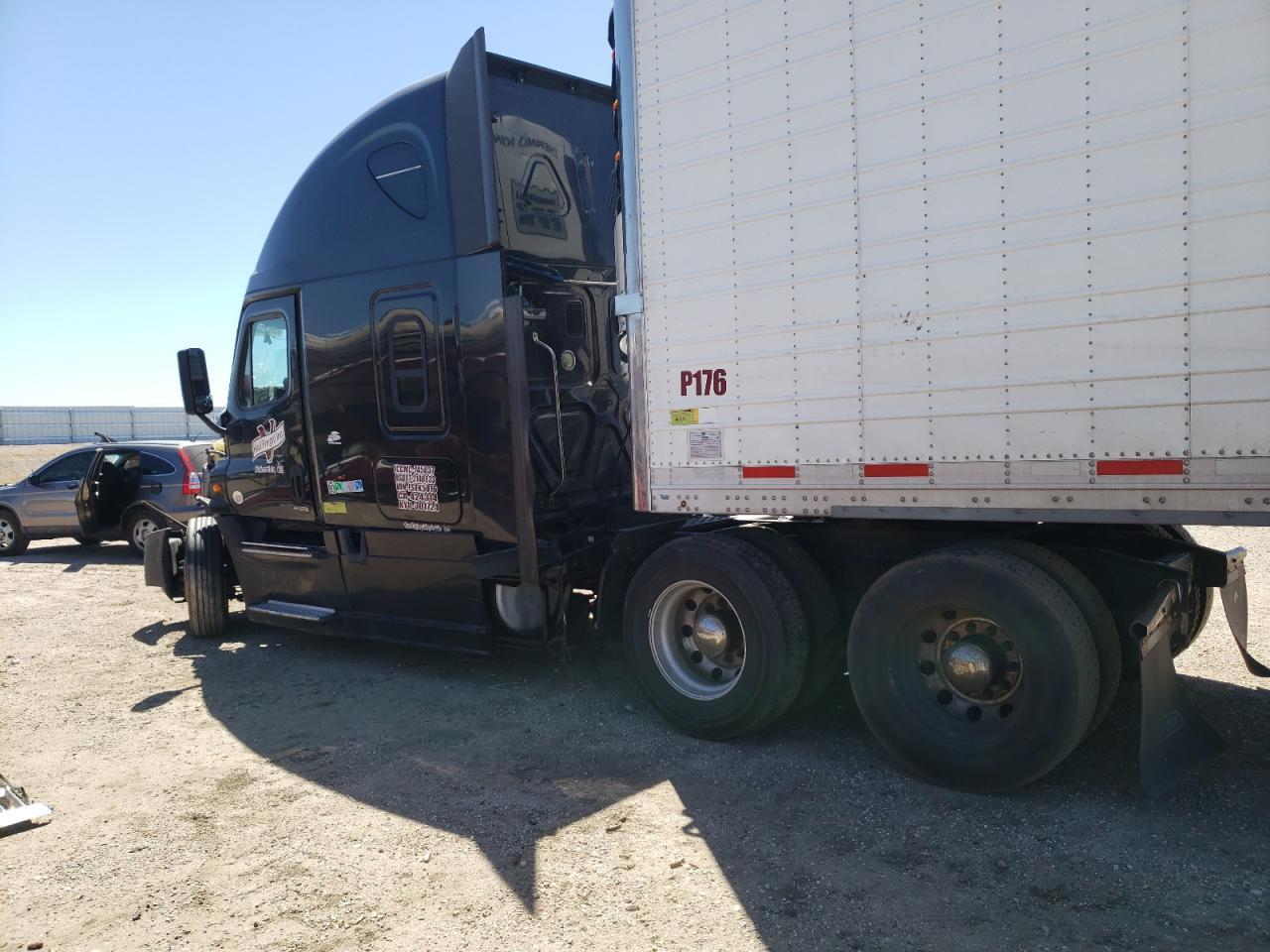 Image 3 of 2015 FREIGHTLINER CASCADIA 125  2015 with VIN 3AKJGLD5XFSFK5016