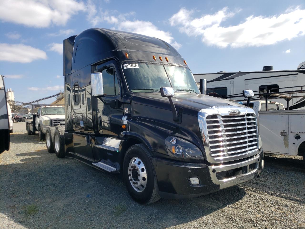 Изображение 1 2017 FREIGHTLINER CASCADIA 125  2017 с VIN 3AKJGLDRXHSHU3690