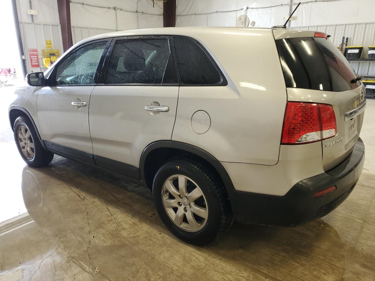 Изображение 2 2013 KIA SORENTO LX 2013 с VIN 5XYKT4A10DG400011