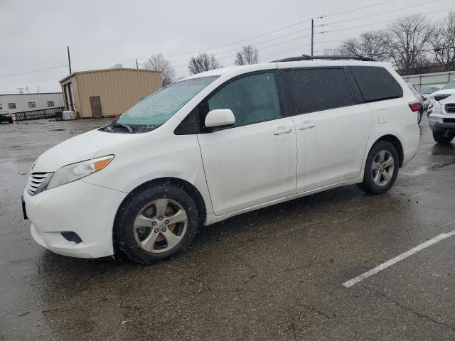 2017 TOYOTA SIENNA LE 2017 image