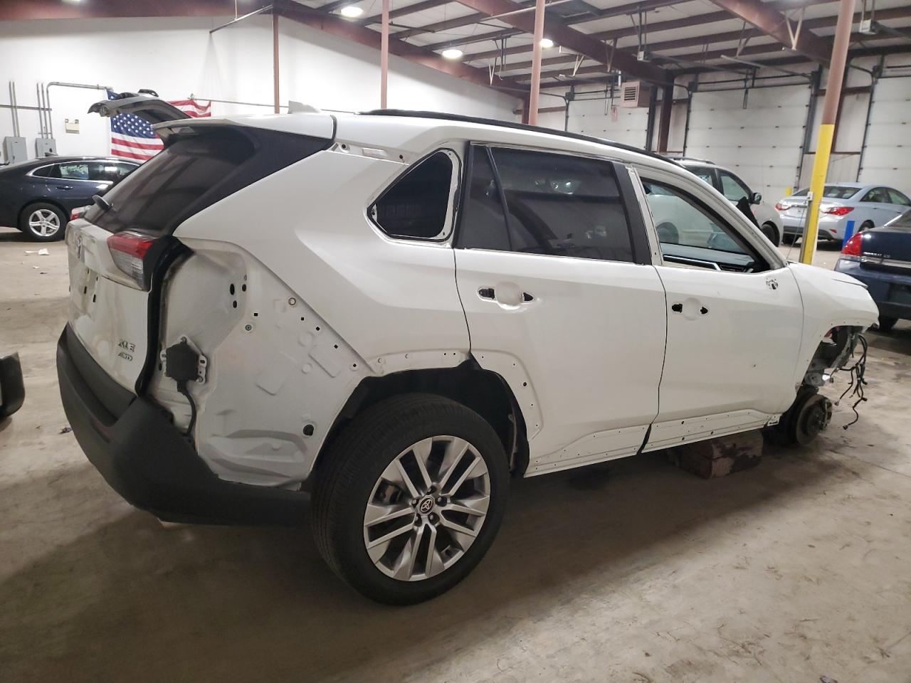 Изображение 3 2022 TOYOTA RAV4 XLE PREMIUM 2022 с VIN 2T3A1RFV5NW268621