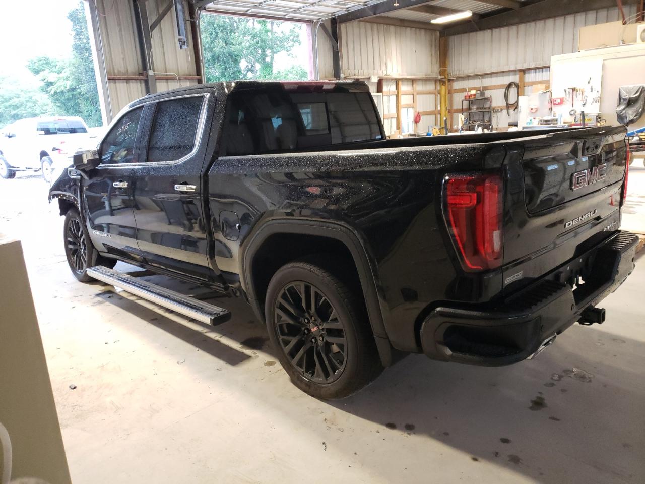 Image 2 of 2022 GMC SIERRA K1500 DENALI 2022 with VIN 3GTUUGET4NG617759