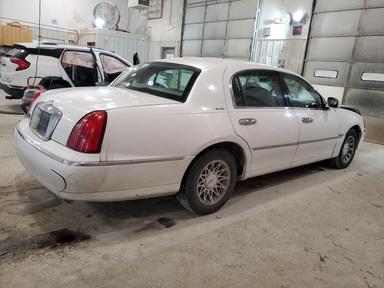 Image 3 of 2000 LINCOLN TOWN CAR SIGNATURE 2000 with VIN 1LNHM82W9YY847910