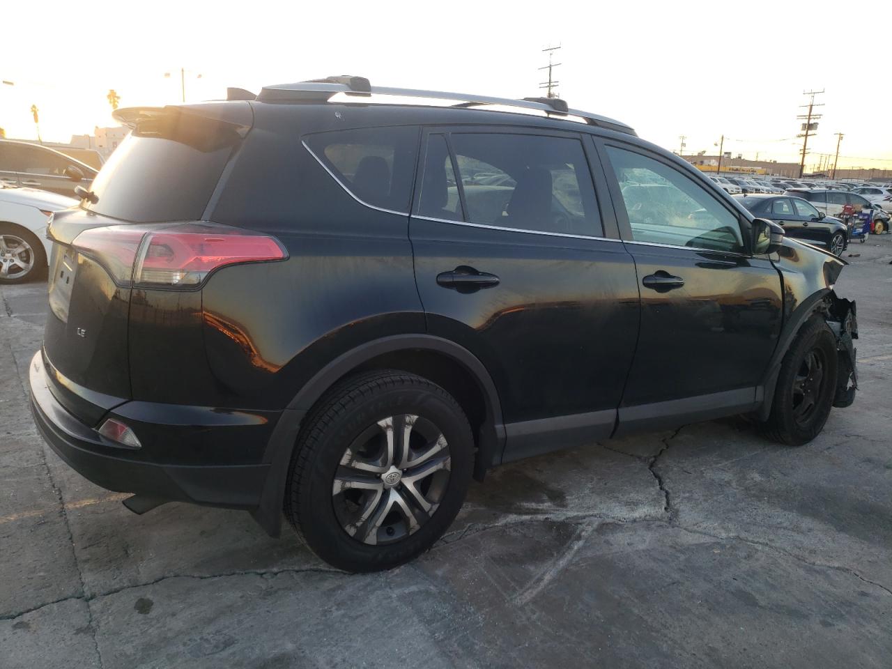 Obraz 3 z 2018 TOYOTA RAV4 LE 2018 z VIN 2T3ZFREV6JW498703