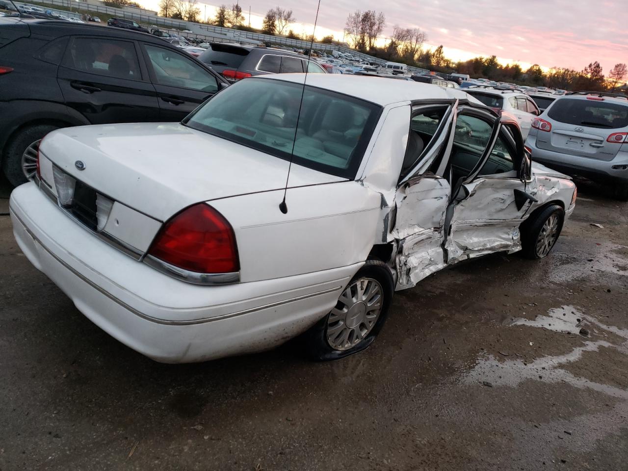 Image 3 of 2005 FORD CROWN VICTORIA LX 2005 with VIN 2FAFP74W05X130064