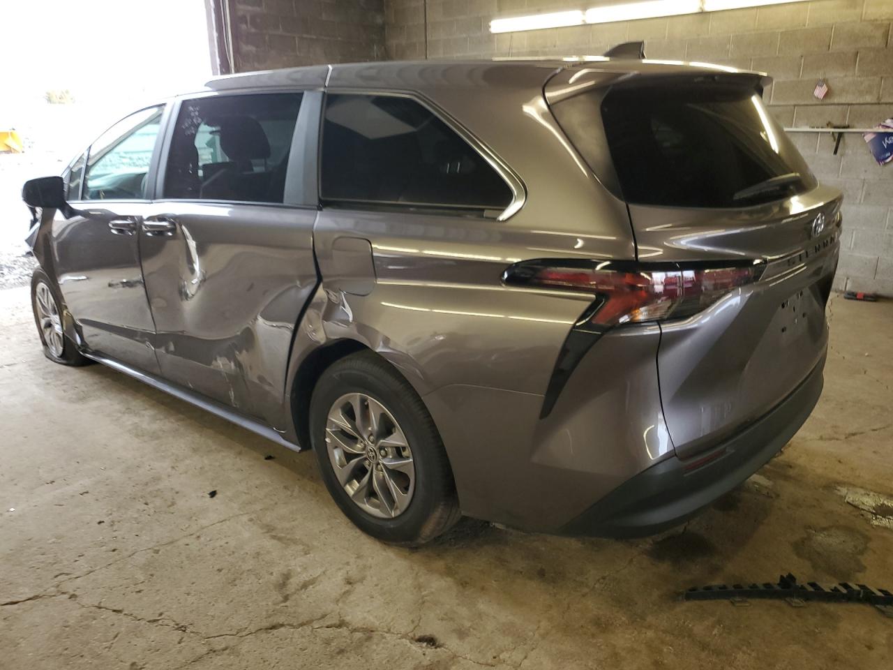 Image 2 of 2023 TOYOTA SIENNA LE 2023 with VIN 5TDKRKEC4PS154277