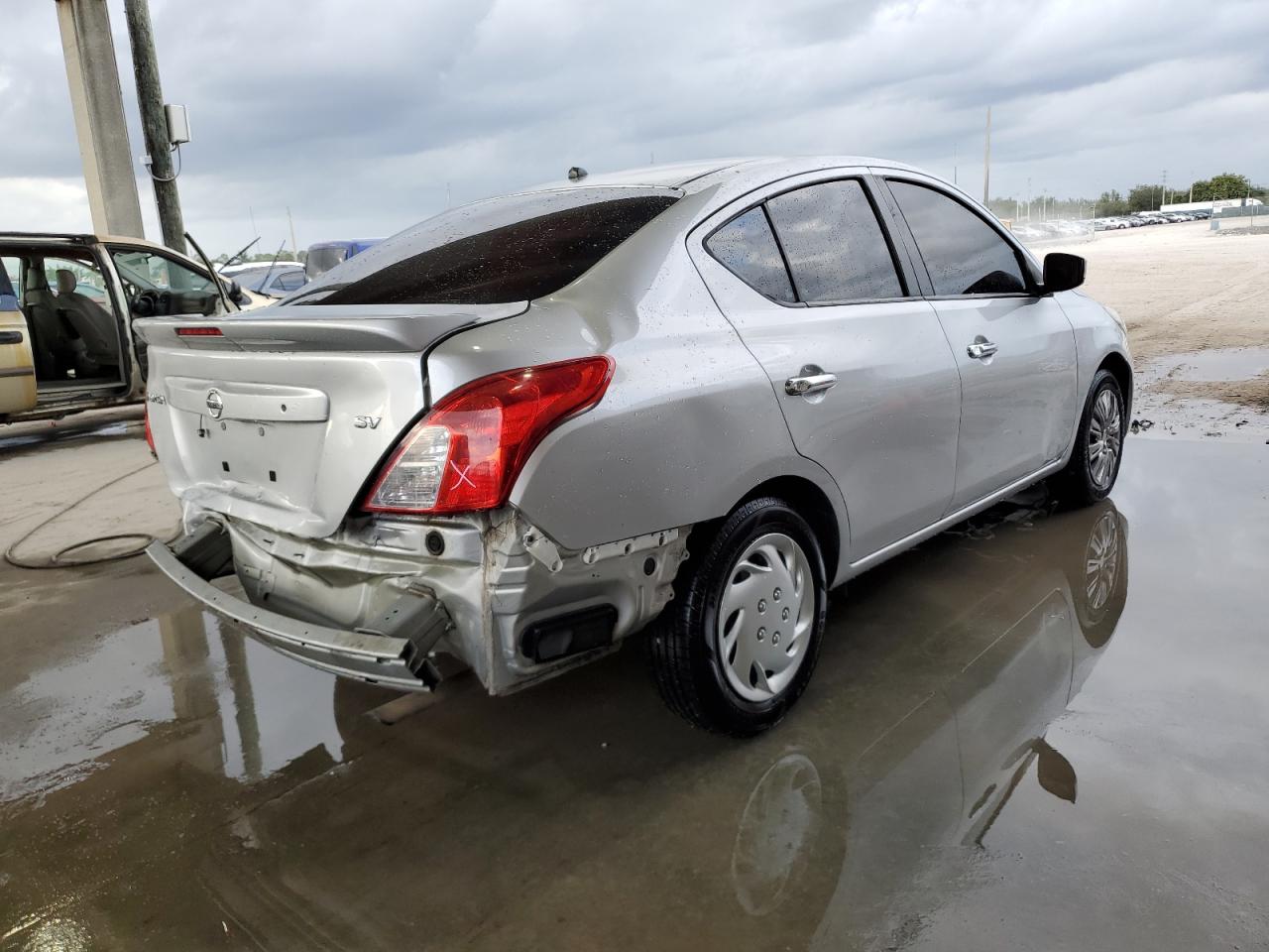 Obraz 3 z 2018 NISSAN VERSA S 2018 z VIN 3N1CN7AP9JK402499
