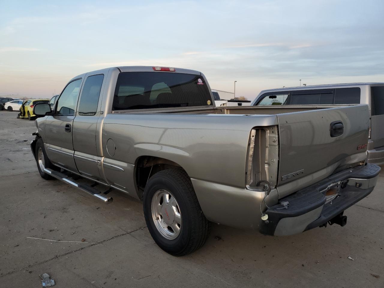 Image 2 of 2001 GMC NEW SIERRA C1500 2001 with VIN 1GTEC19T41Z180516