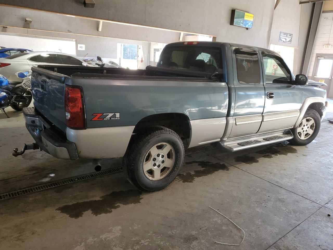 Image 3 of 2006 CHEVROLET SILVERADO K1500 2006 with VIN 1GCEK19B26Z137018