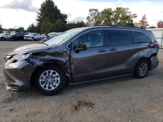 Image 1 of 2022 TOYOTA SIENNA LE 2022 with VIN 5TDBSKFC8NS051301