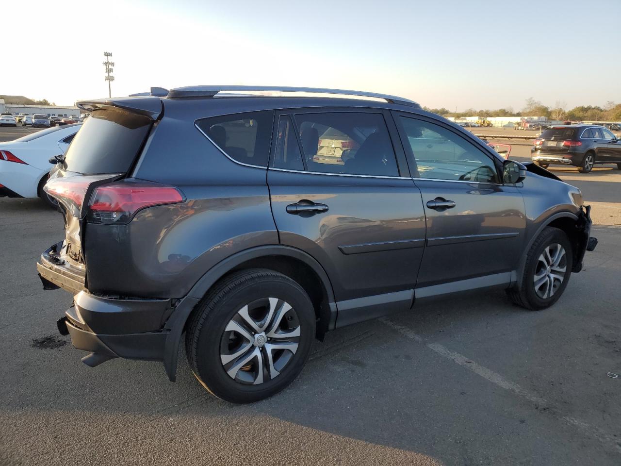Image 3 of 2018 TOYOTA RAV4 LE 2018 with VIN JTMBFREV1JJ214006