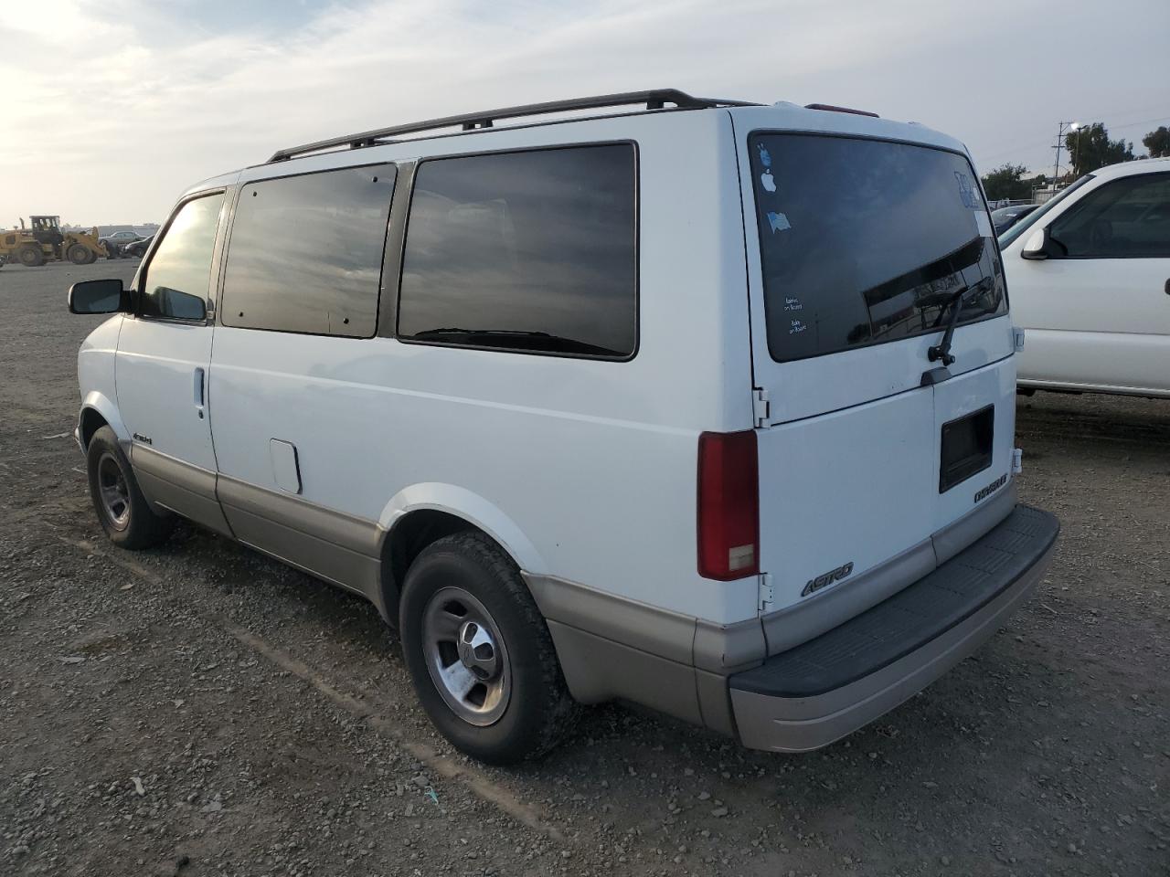 Image 2 of 2001 CHEVROLET ASTRO  2001 with VIN 1GNDM19W41B130878