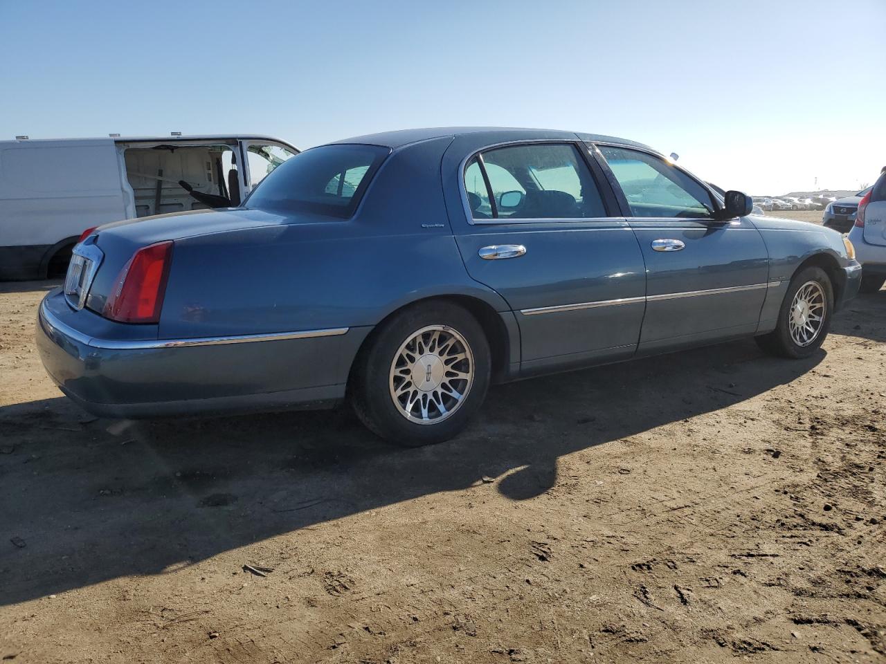 Image 3 of 2001 LINCOLN TOWN CAR SIGNATURE 2001 with VIN 1LNHM82W91Y738868