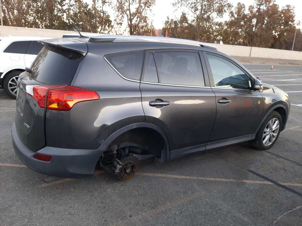 Изображение 3 2015 TOYOTA RAV4 LIMITED 2015 с VIN 2T3YFREV2FW220187