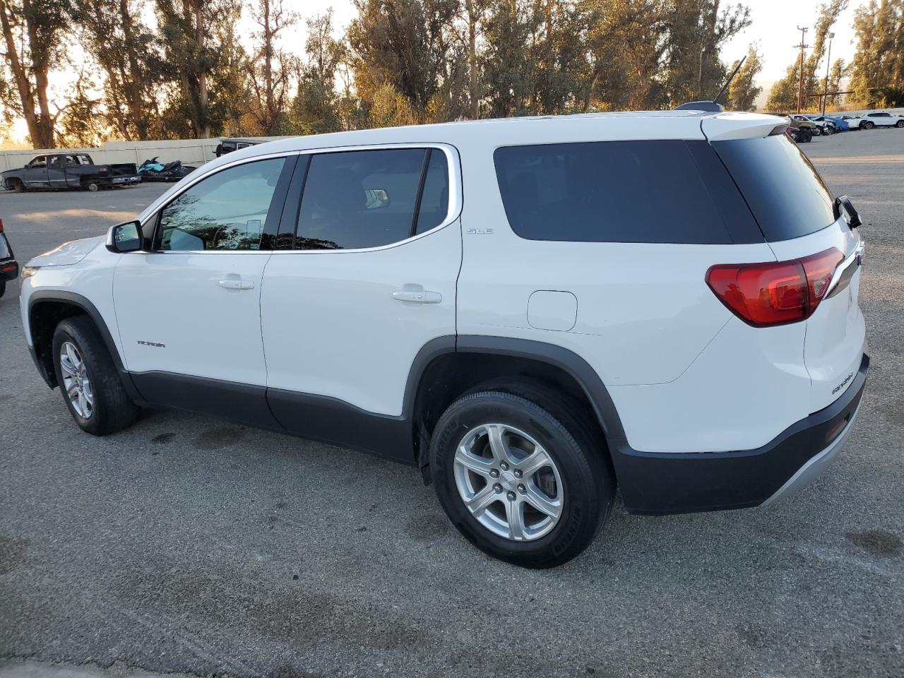 Image 2 of 2019 GMC ACADIA SLE 2019 with VIN 1GKKNKLA0KZ110107