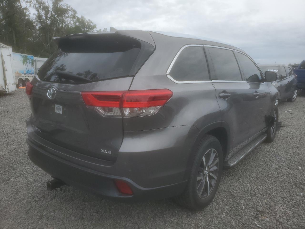 Image 3 of 2018 TOYOTA HIGHLANDER SE 2018 with VIN 5TDKZRFH8JS542963