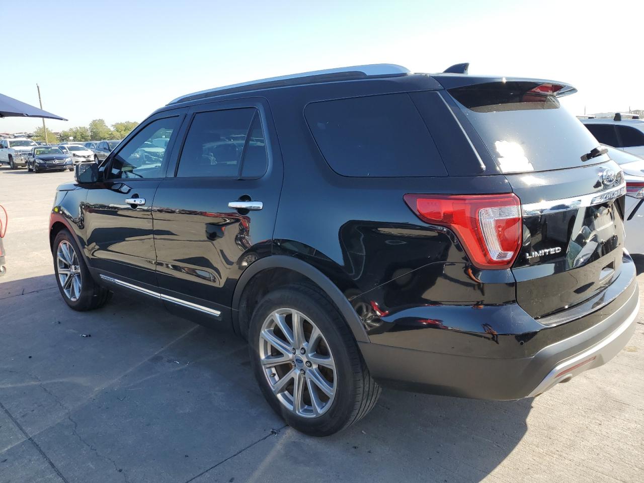 Image 2 of Ford Explorer Limited 2017 with VIN 1FM5K7F82HGE36403