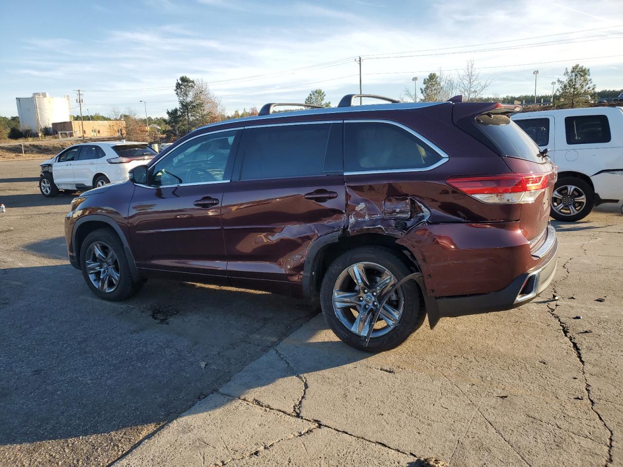 Image 2 of 2019 TOYOTA HIGHLANDER LIMITED 2019 with VIN 5TDYZRFH6KS318635