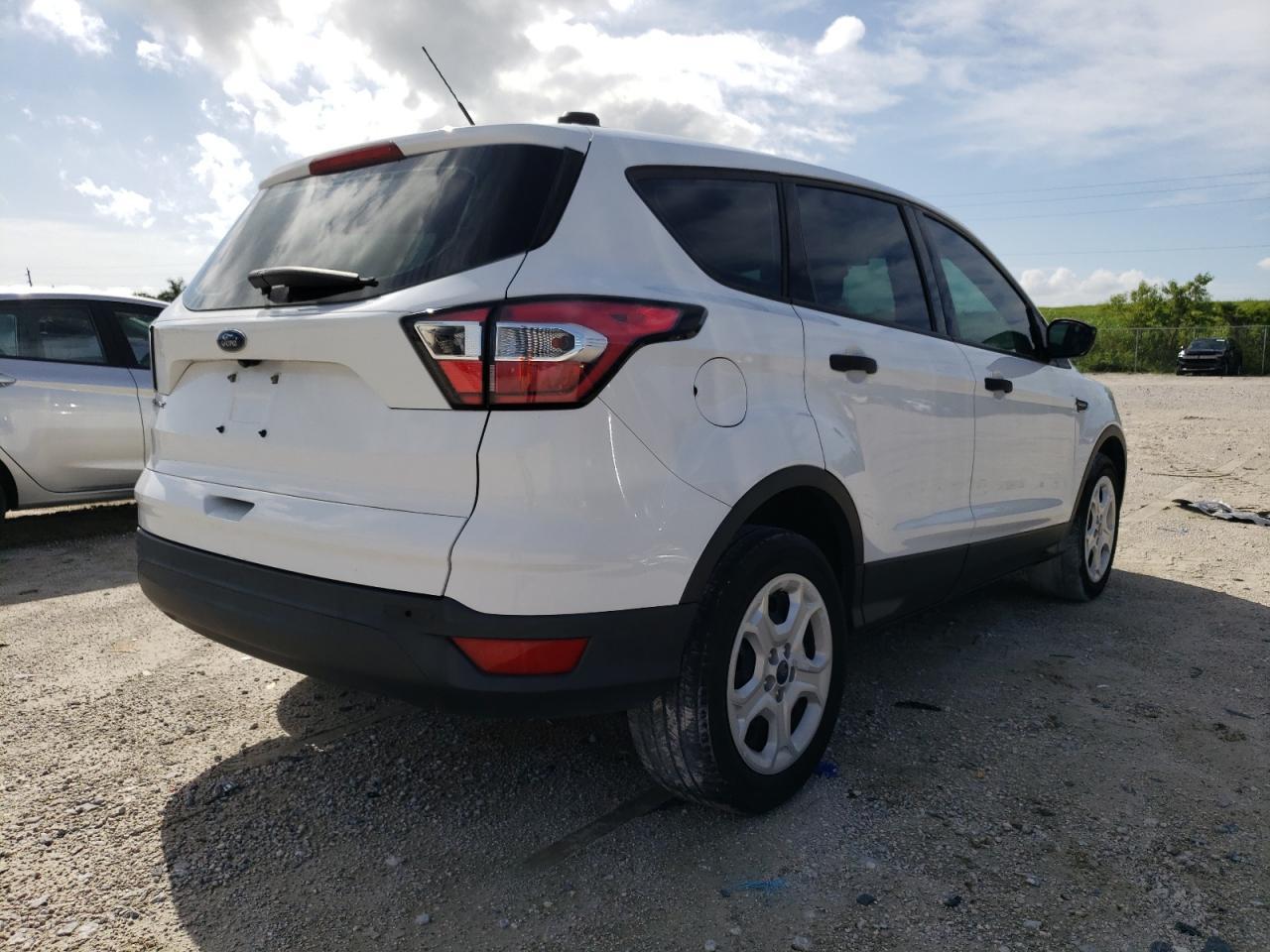 Obraz 3 z 2017 FORD ESCAPE S 2017 z VIN 1FMCU0F74HUC81998