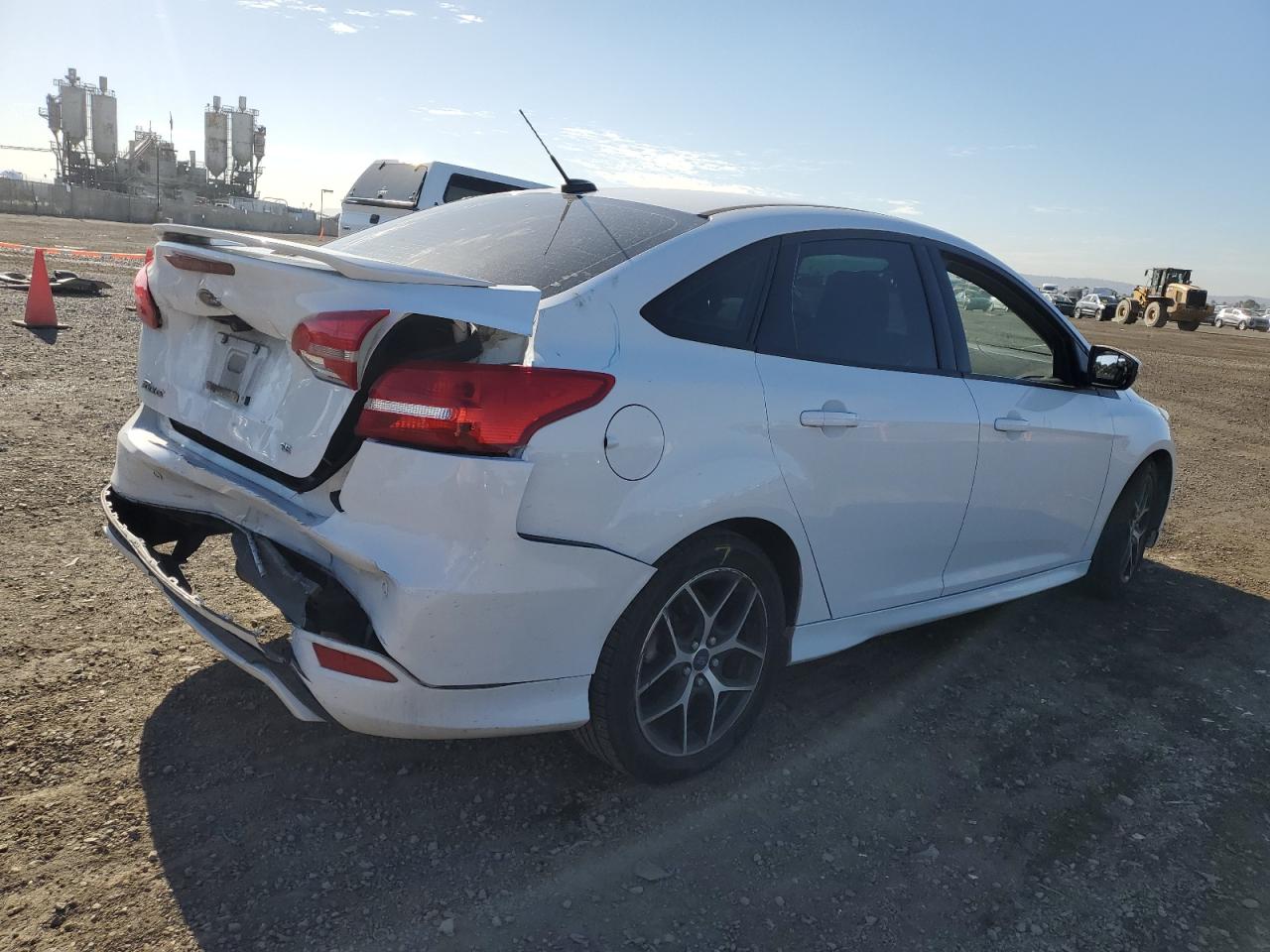 Изображение 3 2015 FORD FOCUS SE 2015 с VIN 1FADP3F25FL300377