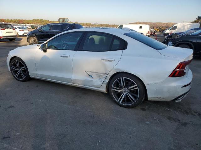 Obraz 2 z 2022 VOLVO S60 B5 R-DESIGN 2022 z VIN 7JRL12TM2NG154505