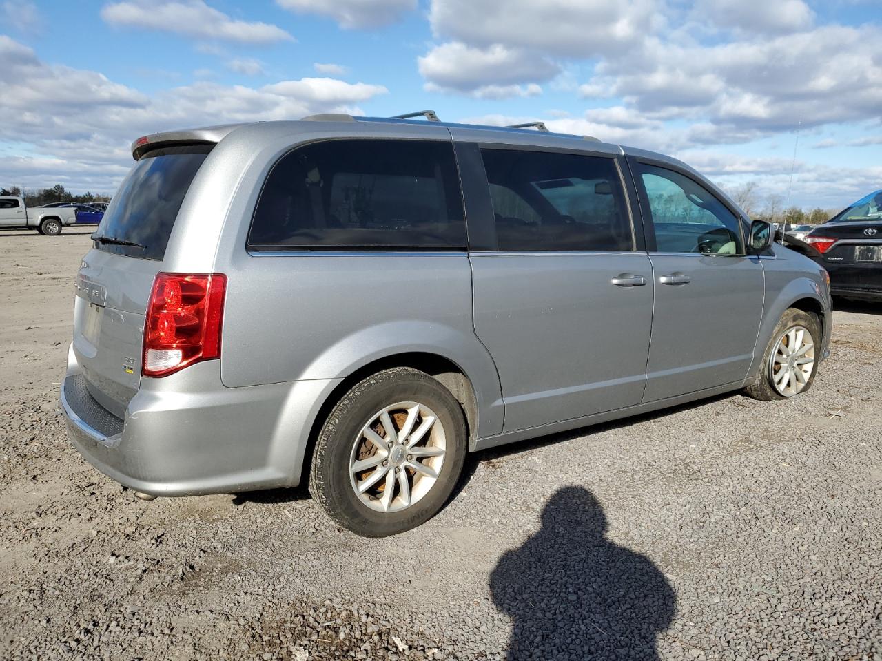 Image 3 of 2018 DODGE GRAND CARAVAN SXT 2018 with VIN 2C4RDGCG9JR302293