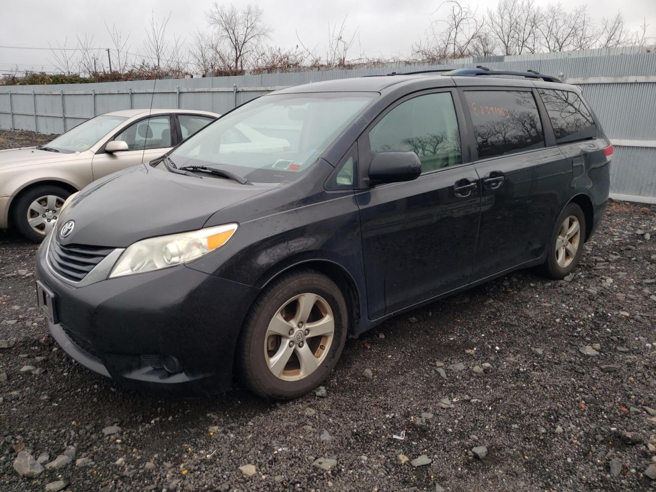 Изображение 1 2011 TOYOTA SIENNA LE 2011 с VIN 5TDKK3DC5BS152154