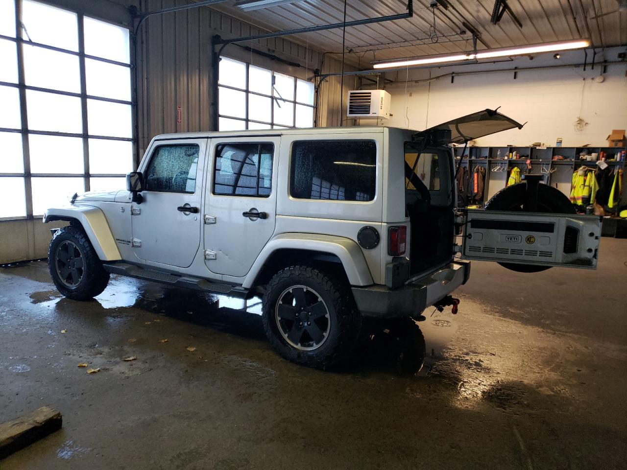 Изображение 2 2012 JEEP WRANGLER UNLIMITED SAHARA 2012 с VIN 1C4BJWEG1CL268606