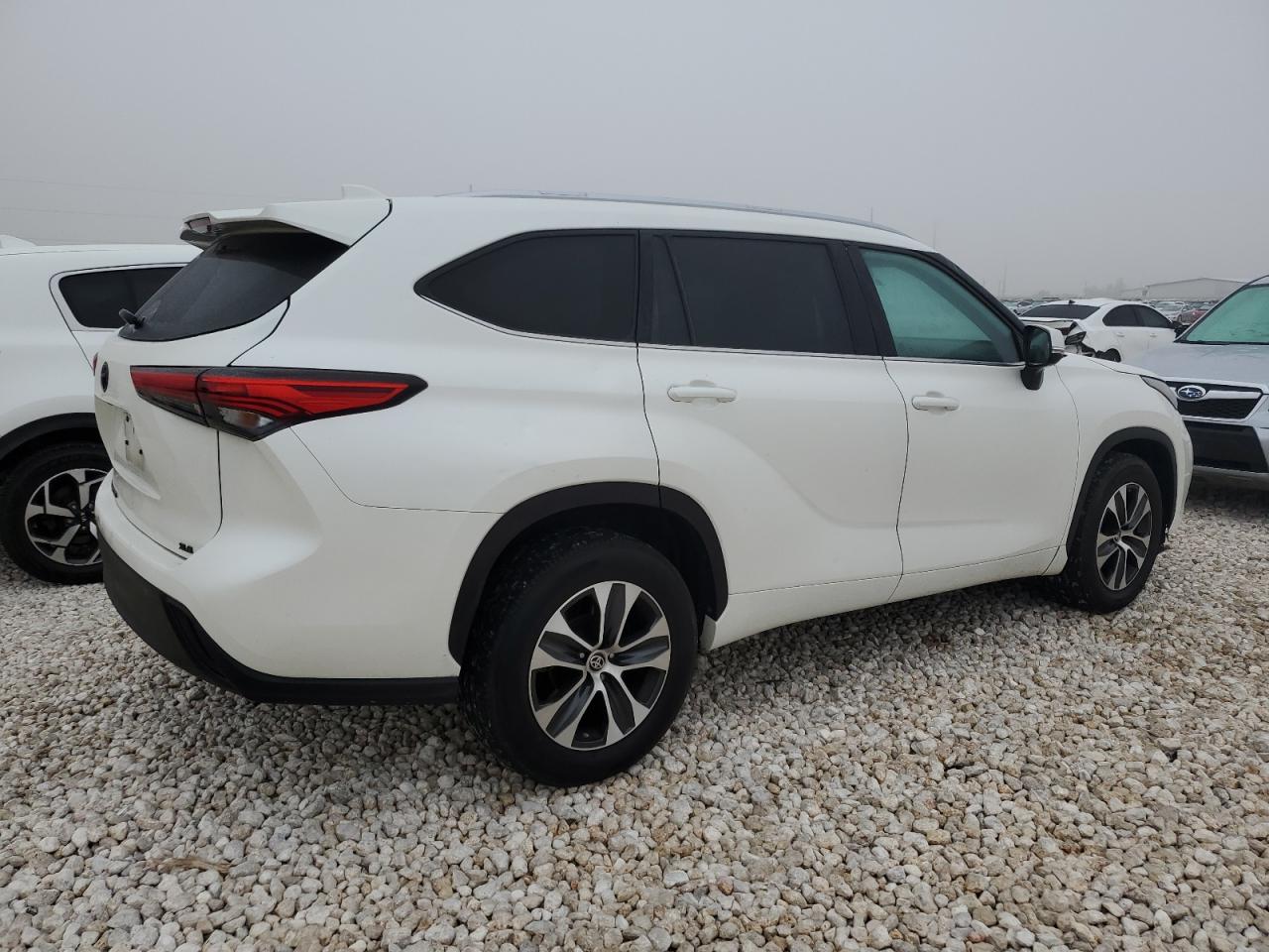 Изображение 3 2020 TOYOTA HIGHLANDER XLE 2020 с VIN 5TDGZRAH5LS513761