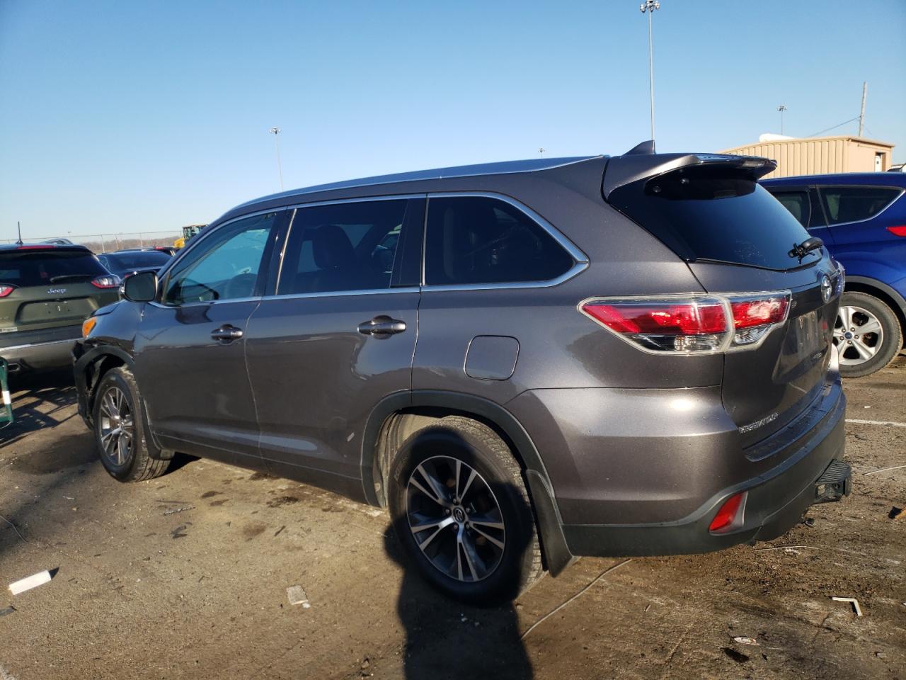 Image 2 of 2016 TOYOTA HIGHLANDER XLE 2016 with VIN 5TDJKRFH1GS503088