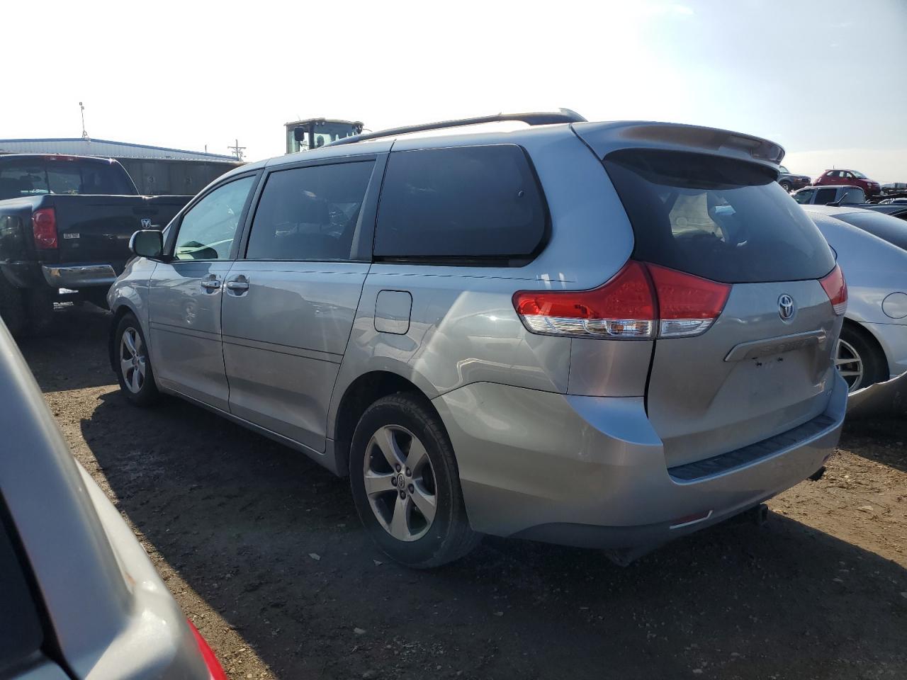 Obraz 2 z 2013 TOYOTA SIENNA LE 2013 z VIN 5TDKK3DCXDS308367