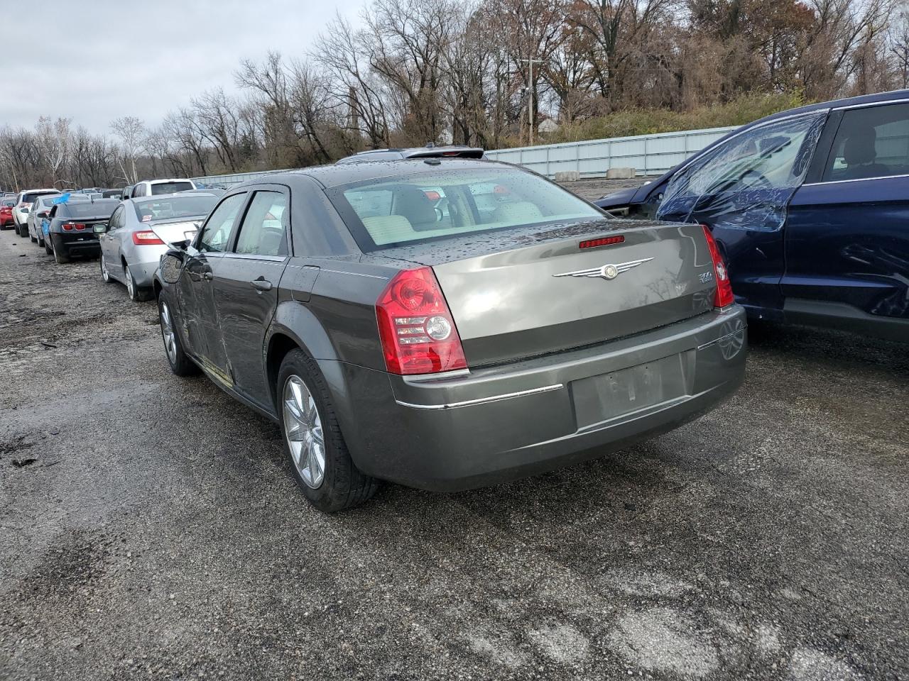 Image 2 of Chrysler 300 Touring 2009 with VIN 2C3KA53V79H610419
