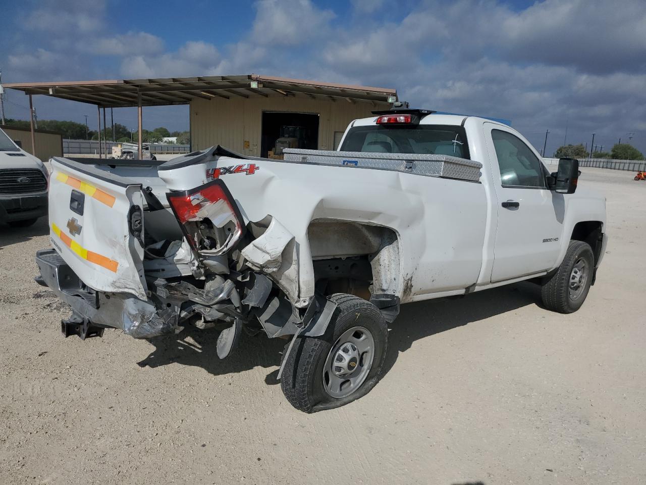 Image 3 of 2017 CHEVROLET SILVERADO K2500 HEAVY DUTY 2017 with VIN 1GC0KUEGXHZ320537