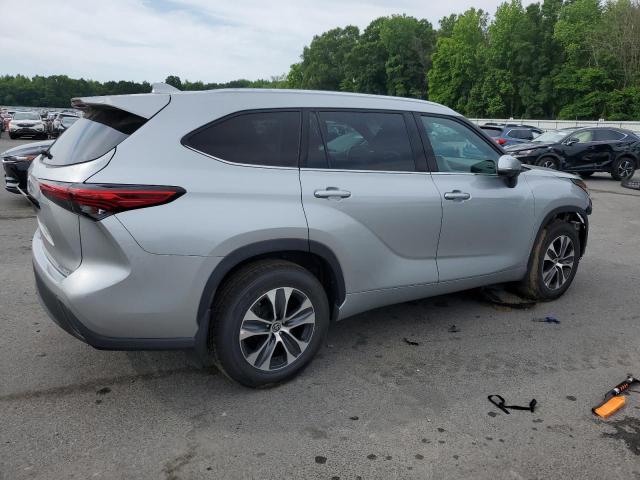 Obraz 3 z 2021 TOYOTA HIGHLANDER XLE 2021 z VIN 5TDGZRBH5MS160633