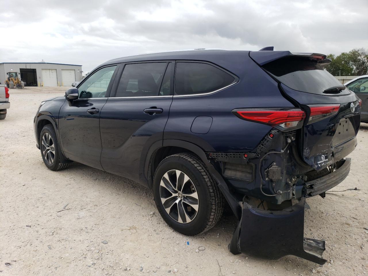Image 2 of 2020 TOYOTA HIGHLANDER XLE 2020 with VIN 5TDGZRBH2LS000417