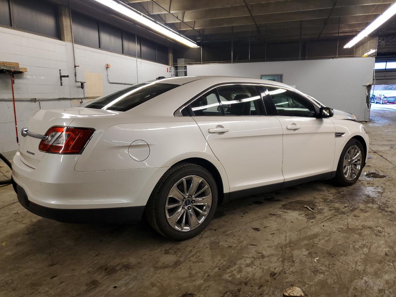 Изображение 3 2011 FORD TAURUS LIMITED 2011 с VIN 1FAHP2FW2BG186596