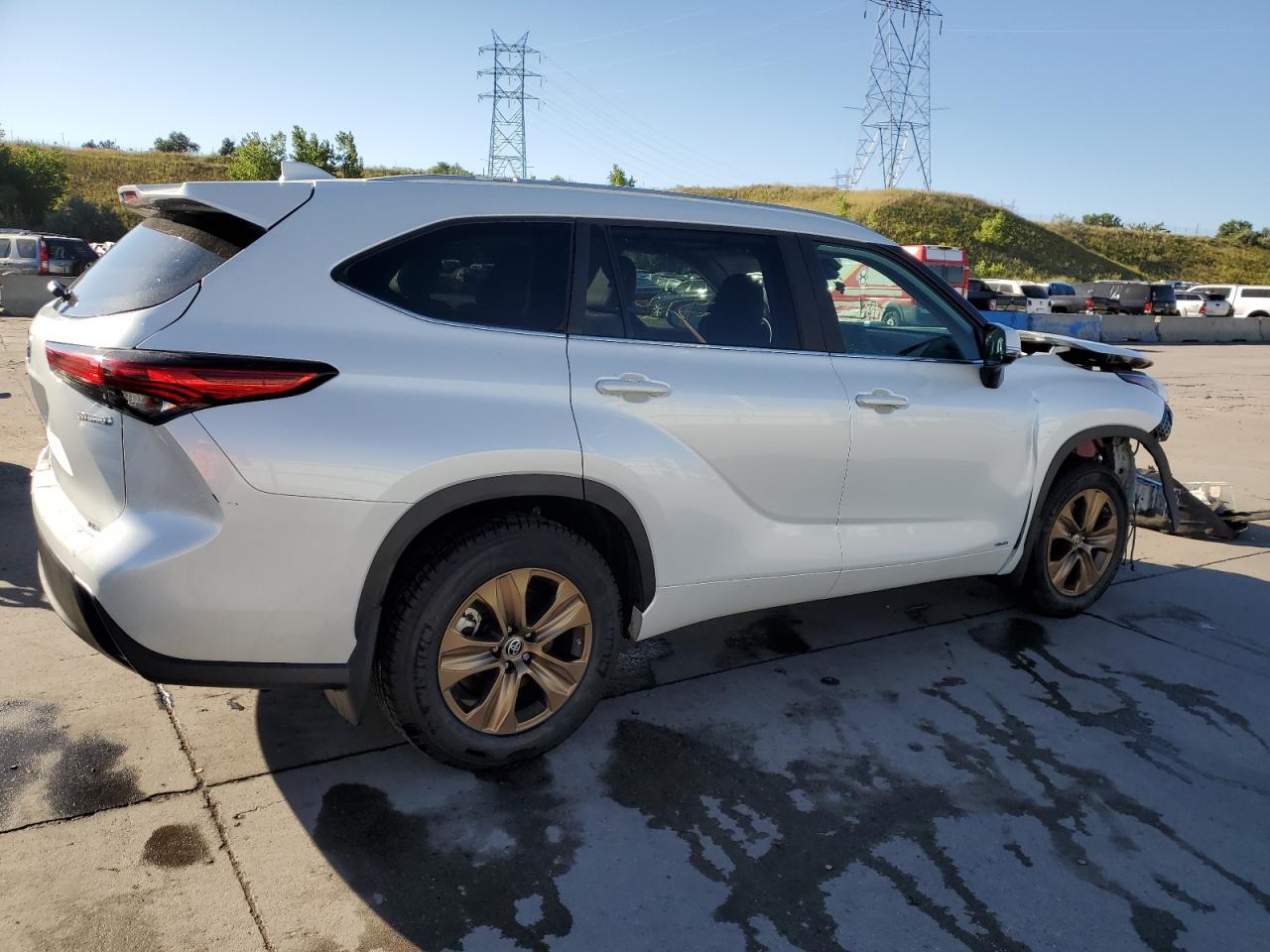 Изображение 3 2023 TOYOTA HIGHLANDER HYBRID BRONZE EDITION 2023 с VIN 5TDABRCHXPS565402