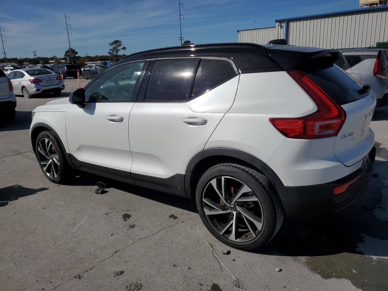 Image 2 of 2022 VOLVO XC40 T5 R-DESIGN 2022 with VIN YV4162UM1N2659676