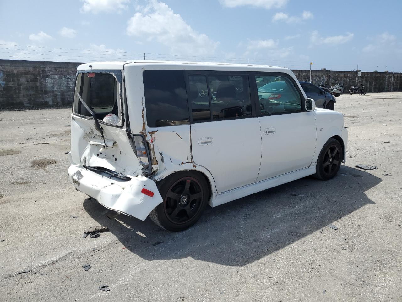 Изображение 3 2006 TOYOTA SCION XB 2006 с VIN JTLKT324364102948