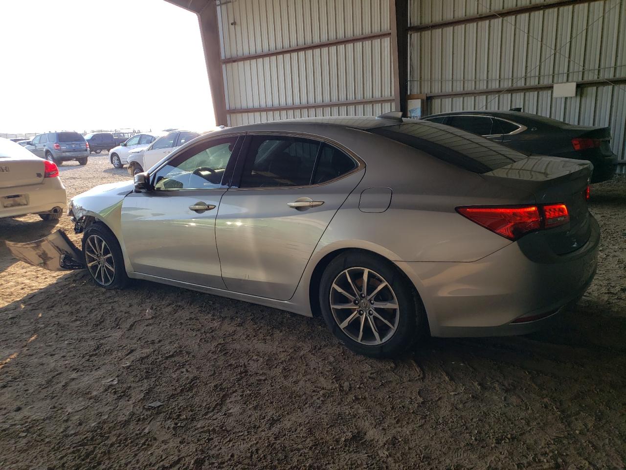 Изображение 2 2018 ACURA TLX TECH 2018 с VIN 19UUB1F59JA001200