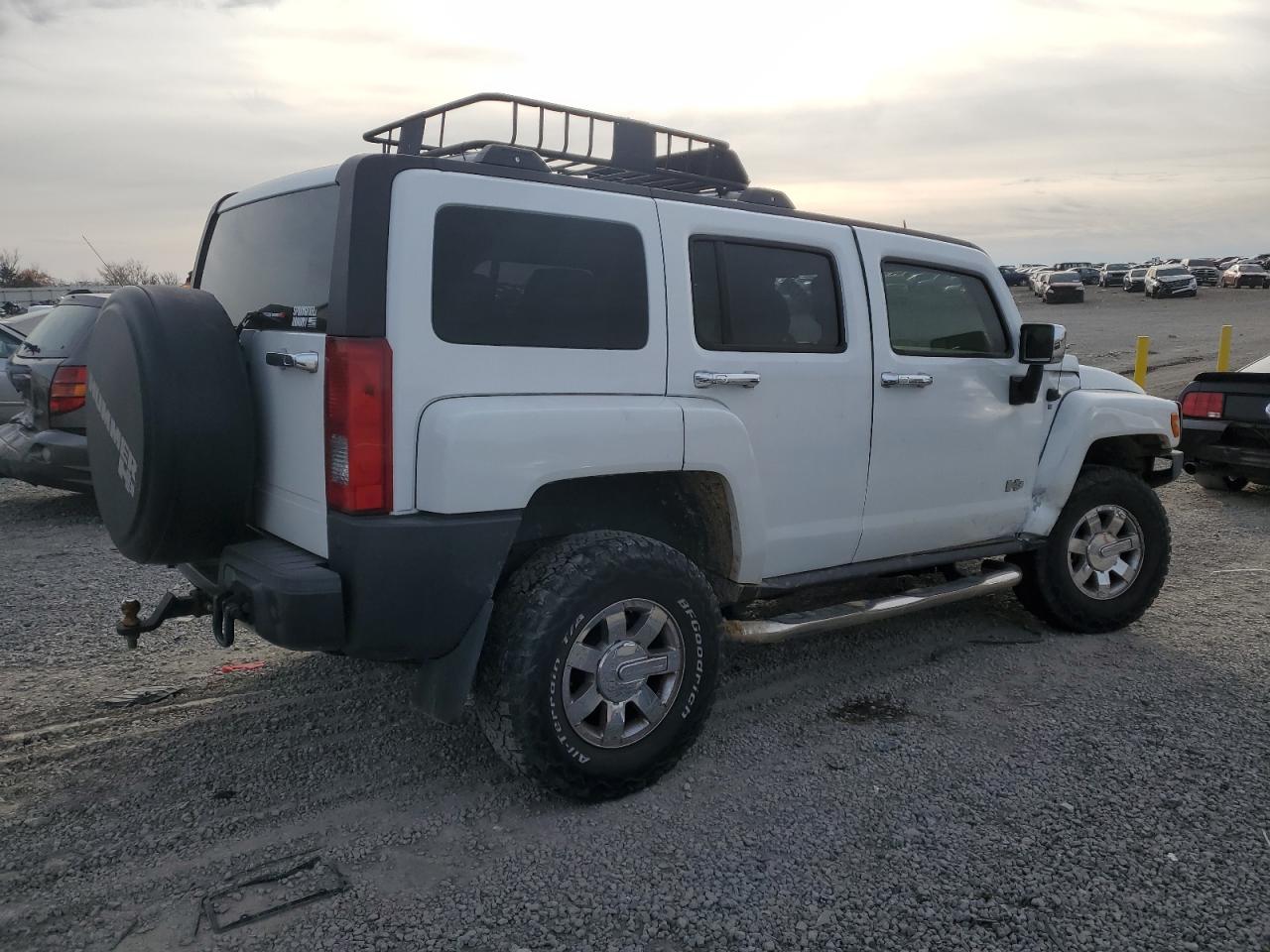 Image 3 of 2007 HUMMER H3  2007 with VIN 5GTDN13E178157170