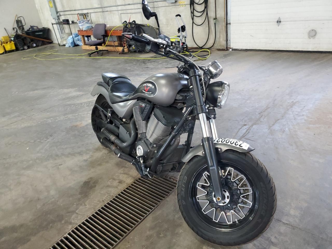 Obraz 1 z 2015 VICTORY MOTORCYCLES GUNNER  2015 z VIN 5VPLB36N9F3034653