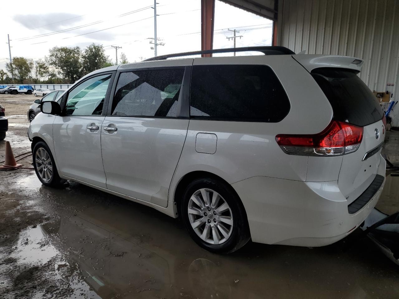 Изображение 2 2013 TOYOTA SIENNA XLE 2013 с VIN 5TDYK3DC6DS316864