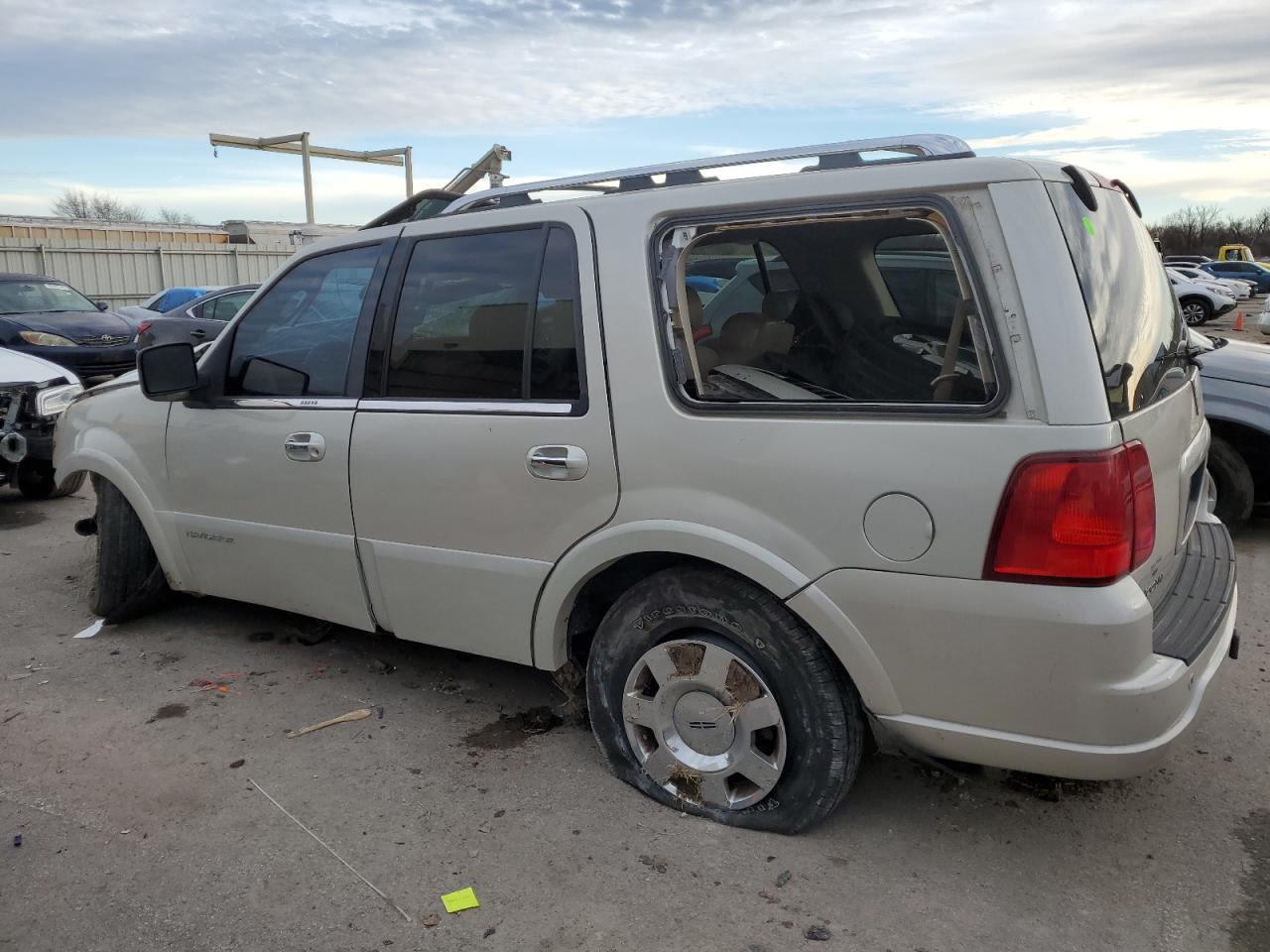 Image 2 of 2005 LINCOLN NAVIGATOR  2005 with VIN 5LMFU28505LJ19482