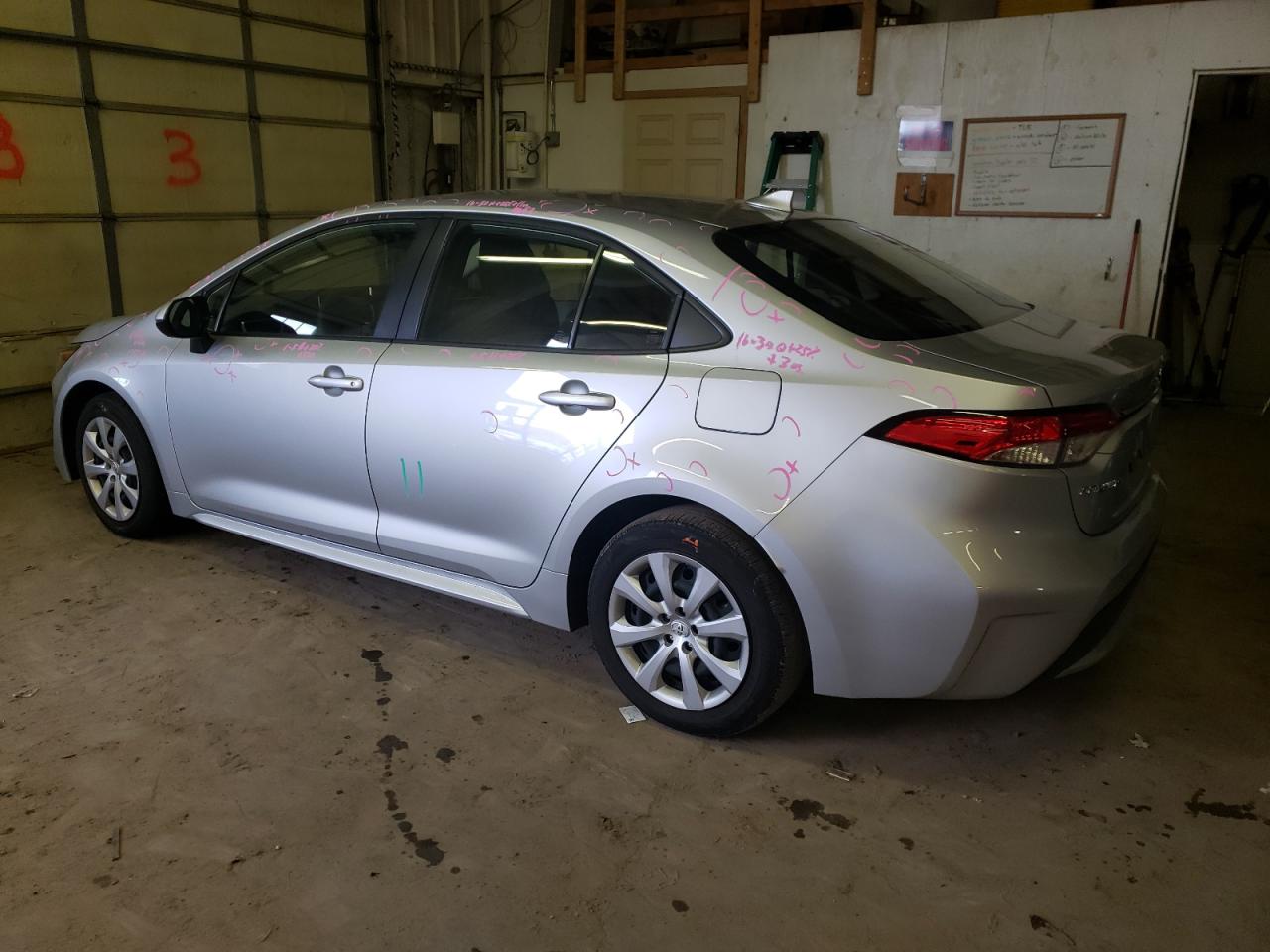 Image 2 of 2020 TOYOTA COROLLA LE 2020 with VIN JTDEPRAE6LJ104801