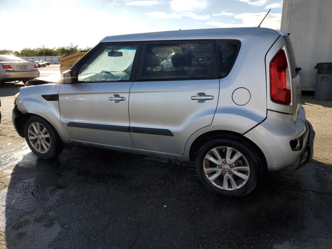 Image 2 of Kia Soul 2013 with VIN KNDJT2A68D7765416