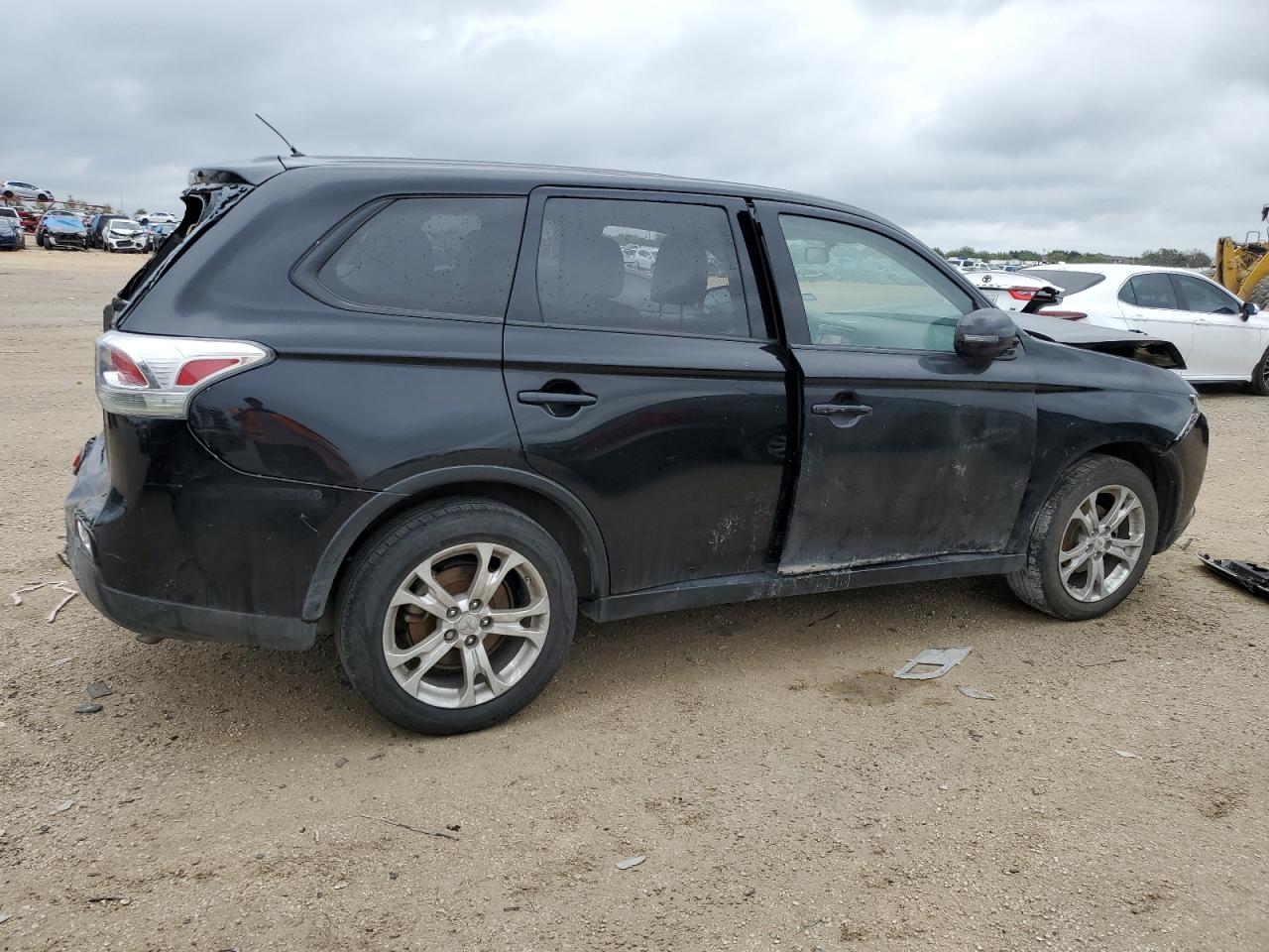 Image 3 of 2015 MITSUBISHI OUTLANDER SE 2015 with VIN JA4AD3A3XFZ011251