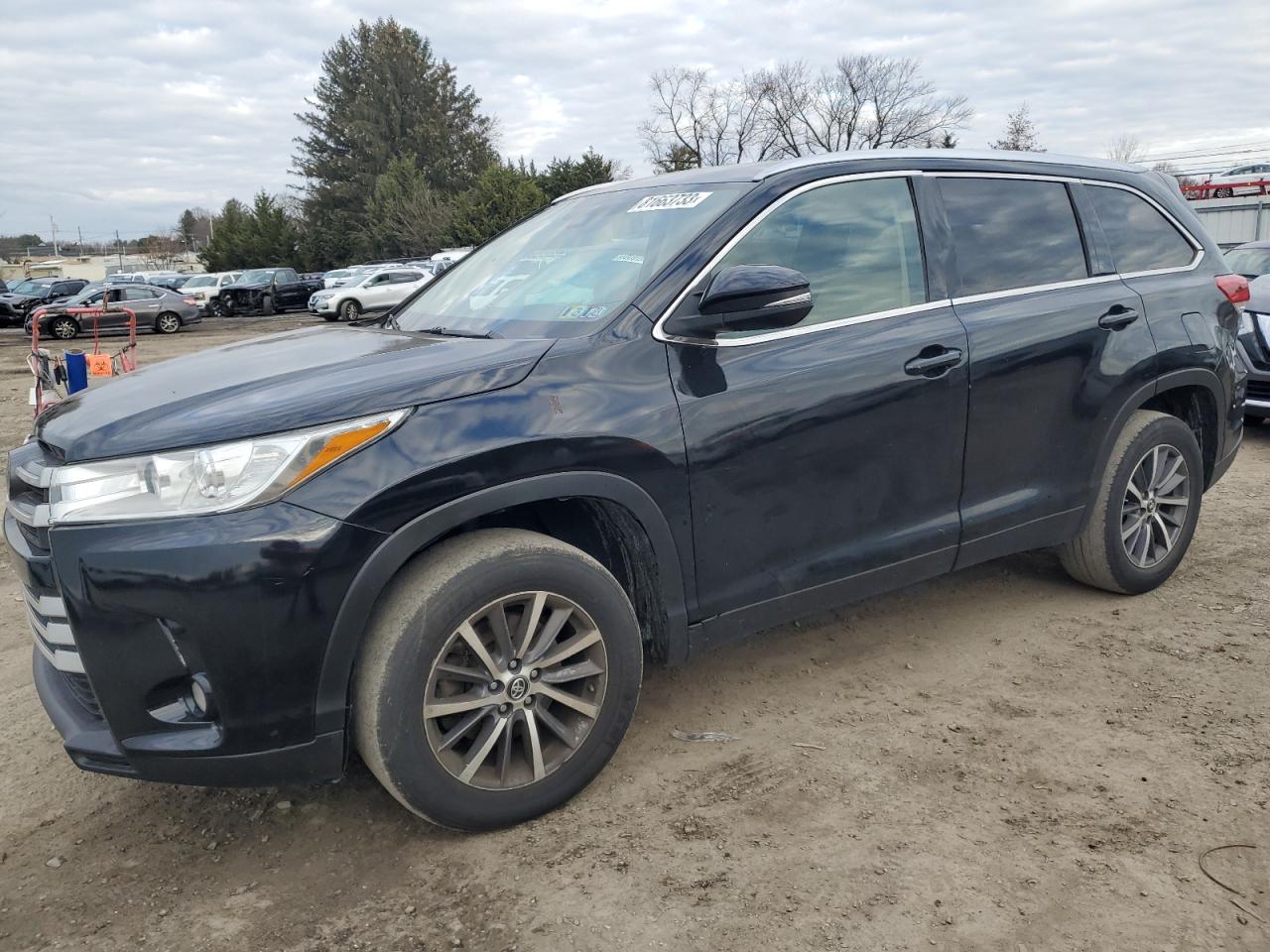Image 1 of 2017 TOYOTA HIGHLANDER SE 2017 with VIN 5TDKZRFH3HS189011