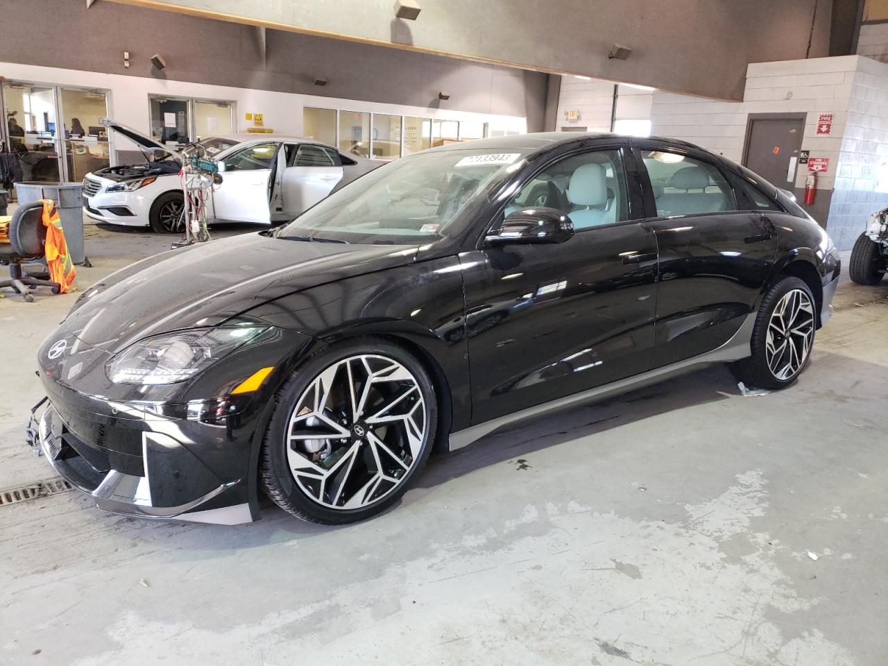 Изображение 1 2023 HYUNDAI IONIQ 6 LIMITED 2023 с VIN KMHM54AA4PA030037