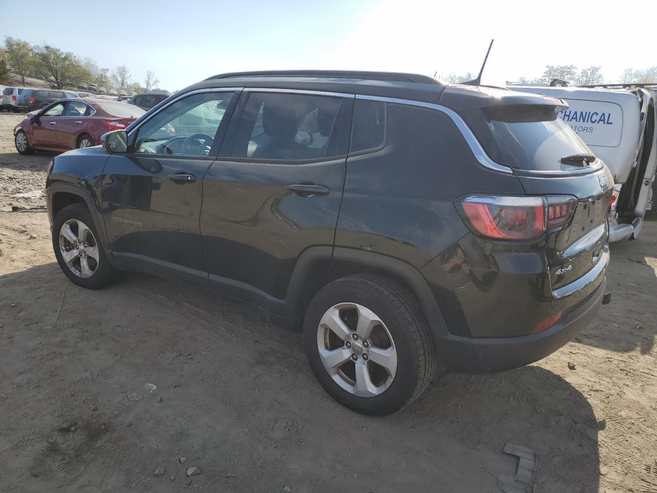Image 2 of 2019 JEEP COMPASS LATITUDE 2019 with VIN 3C4NJDBB3KT690616
